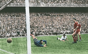 El argentino fue un fichaje que recomend¨® el mism¨ªsimo Alfredo Di St¨¦fano directamente a Santiago Bernab¨¦u. El ¡®9¡¯ madridista quer¨ªa a ¡°alguien que le devolviera la pelota¡±. Rial y ¡®La Saeta¡¯ coincidieron en la liga colombiana, y acabaron siendo grandes socios en campo, al igual que con Gento. ¡®La Galerna¡¯ y ¡®el Nene¡¯, como se conoc¨ªa a Rial, actuaban en la banda izquierda. Con el Real Madrid gana las 5 Copas de Europa, y participa como titular en las cuatro primeras. En la Primera marca un doblete que sirve para estrenar la competici¨®n como campeones. Uno de esos goles, adem¨¢s, fue el decisivo 4-3 frente al Stade de Reims.