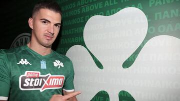 Carlitos L&oacute;pez, delantero espa&ntilde;ol, durante su presentaci&oacute;n con el Panathinaikos griego.