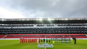 QUITO, ECUADOR - OCTOBER 26: Players of Palmeiras and America de Cali line up prior a semi final match of Women's Copa CONMEBOL Libertadores 2022 between Palmeiras and America de Cali at Rodrigo Paz Delgado Stadium on October 26, 2022 in Quito, Ecuador. (Photo by Hector Vivas/Getty Images)