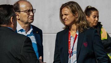 José Castro, presidente del Sevilla, y Amparo Gutiérrez, directora de fútbol femenino en el equipo hispalense.