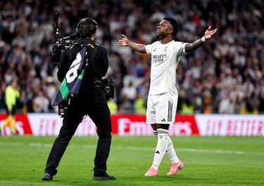 Vinicius celebra con pura euforia el gol que decide el derbi, un tanto decisivo que desata al Bernabéu y mantiene vivo al Madrid en la carrera por LaLiga.
