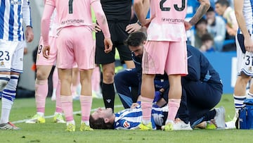 El defensa de la Real Sociedad Álvaro Odriozola se lesionó durante el partido de liga que enfrentó a la Real Sociedad y el Real Oviedo en el estadio Anoeta. EFE/Juan Herrero