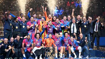 Cologne (Germany), 19/06/2022.- Team Barcelona celebrates with the trophy after winning the 2022 EHF FINAL4 Handball Champions League final match between FC Barcelona and Lomza Vive Kielce in Cologne, Germany, 19 June 2022. (Balonmano, Liga de Campeones, Alemania, Colonia) EFE/EPA/ULRICH HUFNAGEL
