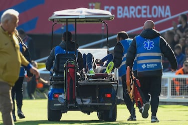 El defensor fue evacuado del terreno de juego en la camilla móvil.