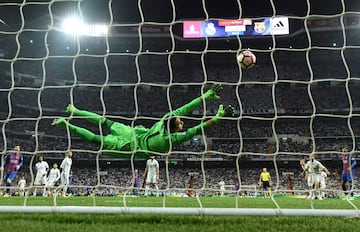 Keylor Navas portero del Real Madrid no puede detener el gol de Ivan Rakitic de Barcelona durante el partido de La Liga entre el Real Madrid y el Barcelona en el Bernabéu en abril de 2017