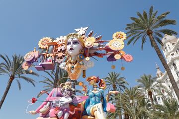 Las fallas visten las calles de Alicante.