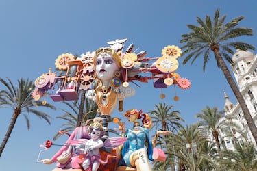 Las fallas visten las calles de Alicante. 