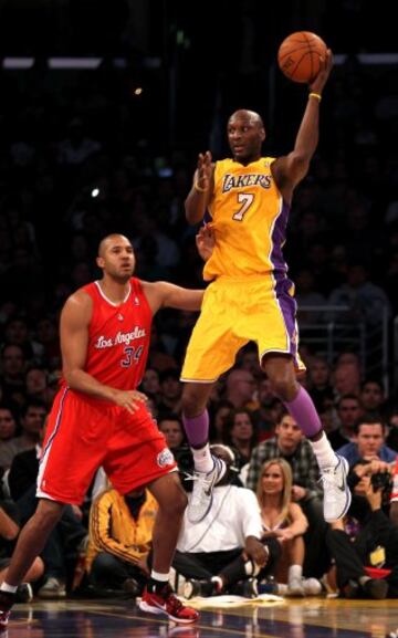 En la temporada 2010-11, Odom disfrutó de más minutos debido a la lesión de Bynum. Consiguió ganar el título de mejor sexto hombre de la NBA, siendo el primer jugador de los Lakers en lograrlo. Tras la temporada, donde los Lakers fueron apeados en Semifinales de Conferencia por Dallas Mavericks, Odom declaró querer dejar el baloncesto a un lado tras la muerte de su primo y verse involucrado en un accidente de tráfico.