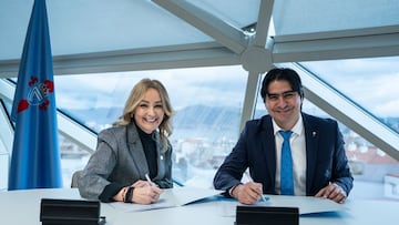 Marián Mouriño y Marco Garcés en el acto de la firma del nuevo contrato del director de fútbol.
