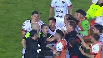 “No dirigir nunca más”: ex DT de O’Higgins explotó y agredió al árbitro