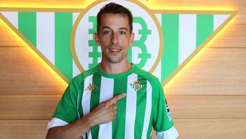 Ángel Velasco Marugán 'Lin' posando con la camiseta del Real Betis Futsal