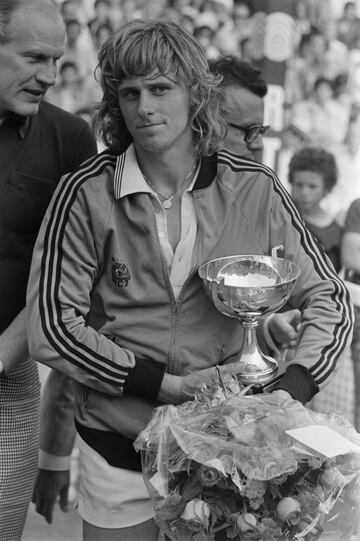La precocidad de una leyenda como Bjorn Borg durante su carrera deportiva fue extraordinaria. Desde adolescente se codeó con la élite del tenis, como muestra su impresionante triunfo en Roland Garros sobre el español Manuel Orantes en 1974. El sueco, con tan sólo 18 años, tuvo desparpajo y mentalidad suficiente para remontar dos sets adversos ante un experimentado Orantes, que no pudo hacer nada para detener el vendaval de Borg en los tres últimos sets: 2-6, 6-7 (1), 6-0, 6-1, 6-1 mostró el marcador al final de la batalla, con la que el sueco marcó el récord en ese instante de jugador más joven en ganar un Grand Slam.