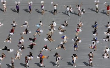 Los voluntarios toman un descanso durante un ensayo para la ceremonia de inauguración de los Campeonatos del Mundo de Atletismo en el estadio olímpico en Moscú. El evento se llevará a cabo del 10 al 18 de agosto.