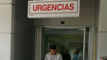 Augusto sale de la clínica tras someterse a las pruebas médicas.