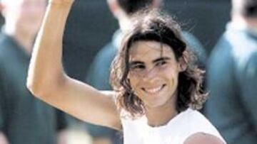 <b>SATISFECHO. </b>Nadal sonríe con su trofeo de subcampeón.