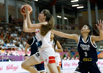 Irene Broncano (19 años y 1,83 metros) jugando con la selección española sub19 de Baloncesto