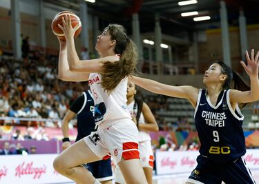 Irene Broncano (19 años y 1,83 metros) jugando con la selección española sub19 de Baloncesto