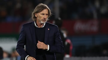 AMDEP8094. MONTEVIDEO (URUGUAY), 24/03/2022.- El entrenador de Perú, el argentino Ricardo Gareca, durante un partido por las eliminatorias sudamericanas al Mundial de la FIFA Catar 2022 entre Uruguay y Perú, hoy, en el estadio Centenario en Montevideo (Uruguay). EFE/ Raúl Martínez POOL
