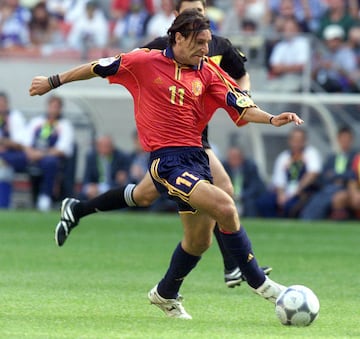 Futbolista formado en la cantera del Real Madrid (como su hermano Iván), disputó cuatro temporadas en su primer equipo. En 1995 fue cedido al Betis, que lo adquirió un año más tarde. En el conjunto verdiblanco estaría hasta el año 2000, cuando fue traspasado al Barcelona. En 2002 regresaría al conjunto verdiblanco. Con la Selección acudió a las Eurocopas de 1996 (cuatro partidos y un gol a Bulgaria) y a la de 2000 (otros cuatro partidos, con dos tantos), en la que se convirtió en héroe por accidente: defendió al colegiado francés Gilles Veissiere de una agresión a cargo de un seguidor yugoslavo tras perder (4-3) ante los españoles. El propio Alfonso fue el autor de ese gol definitivo.