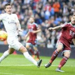 Benítez sacrifica a James en un Real Madrid desangelado