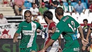 <b>UN CENTRAL OPORTUNISTA. </b>Pulido prepara su pierna derecha para fusilar a Casto en la jugada del 1-1.