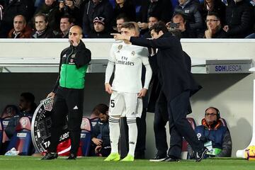 Solari da instrucciones a Fede Valverde antes de darle entrada en el partido contra el Huesca en El Alcoraz.