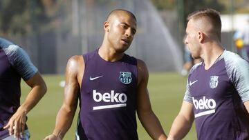 Rafinha, con Arthur durante un entrenamiento del Barcelona.