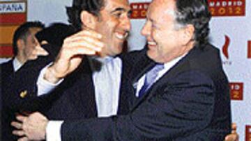 <B>TRIUNFO</B>. José María Álvarez del Manzano, alcalde de Madrid, se abraza con Ignacio del Río, consejero delegado de la candidatura.