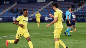 VALENCIA, SPAIN - APRIL 18: Gerard Moreno of Villarreal CF celebrates with teammate Samuel Chukwueze after scoring his team&#039;s second goal after scoring his team&#039;s second goal during the La Liga Santander match between Levante UD and Villarreal C