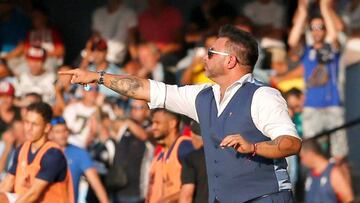 Antonio Mohamed dirigiendo al equipo contra el Atlético.