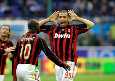 Después de haber destacado en el Inter durante cinco temporadas (1997-2002), ‘El Fenómeno’ se unió al Real Madrid de Los Galácticos y, posteriormente, recaló en las filas del AC Milan, máximo rival de los ‘nerazzurri’. En 2007 regresó al Meazza como rossonero y fue recibido con abucheos ensordecedores y un ambiente hostil.
