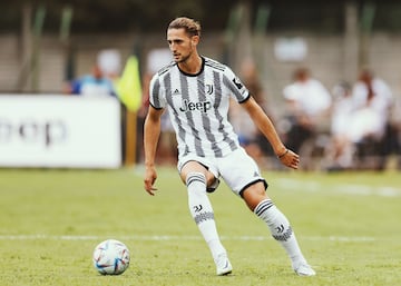 Antes de pertenecer a la cantera del Par¨ªs Saint-Germain FC estuvo en la del Manchester City. Tras ello se march¨® cedido al Toulouse. Lleg¨® libre a la Juventus en la temporada 19/20.