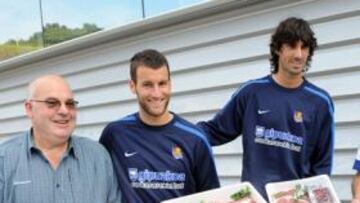 <b>REGALO. </b>Agirretxe y Carlos Martínez (en nombre de Griezmann) recogieron los chuletones.