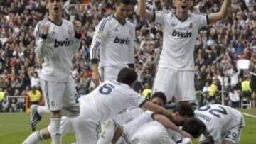 Los jugadores del Real Madrid celebran su segundo gol ante el Barcelona, obra del defensa Sergio Ramos.