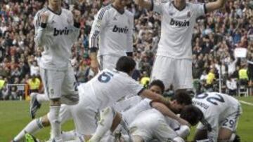 Los jugadores del Real Madrid celebran su segundo gol ante el Barcelona, obra del defensa Sergio Ramos.