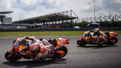 Repsol Honda Teamx92s Spanish rider Marc Marquez (L) and his teammate Spanish rider Jorge Lorenzo (R) take a corner during the first MotoGP free practice at the Sepang International Circuit on November 1, 2019, ahead of the Malaysian motorcycle Grand Prix. (Photo by Mohd RASFAN / AFP)