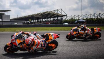 Repsol Honda Teamx92s Spanish rider Marc Marquez (L) and his teammate Spanish rider Jorge Lorenzo (R) take a corner during the first MotoGP free practice at the Sepang International Circuit on November 1, 2019, ahead of the Malaysian motorcycle Grand Prix. (Photo by Mohd RASFAN / AFP)