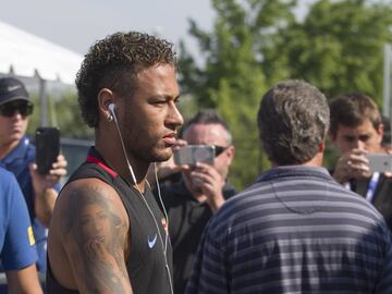 Neymar fue uno de los principales atractivos del primer entrenamiento del Barcelona en tierras americanas. Los rumores sobre que el brasileño habría aceptado una oferta para marcharse al PSG, habrían derivado incluso en una cumbre de la directiva y el jugador en el mismo vuelo rumbo USA. Pese a ello, Neymar ha declarado ser feliz en Barcelona y ha entrenado con la sonrisa que le caracteriza.