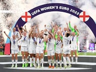 Las jugadoras inglesas levantan la Eurocopa.
