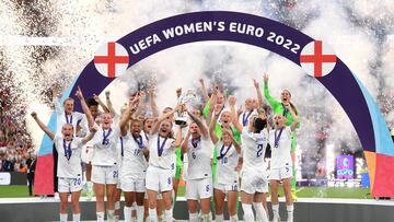 Las jugadoras inglesas levantan la Eurocopa. 