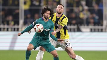 ISTANBUL (Turkey), 13/02/2025.- Milan Skriniar (R) of Fenerbahce in action against Cesar Huerta (L) of Anderlecht during the UEFA Europa League knockout phase play-offs, 1st leg match between Fenerbahce SK and RSC Anderlecht, in Istanbul, Turkey, 13 February 2025. (Turquía, Estanbul) EFE/EPA/ERDEM SAHIN