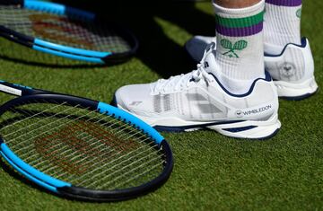 Las zapatillas y los calcetines oficiales de los recogepelotas de Wimbledon.