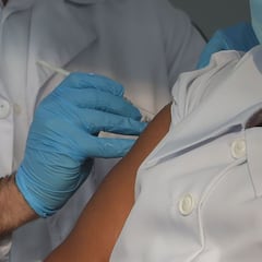 Vacuna AstraZeneca vs Vacuna Moderna: eficacia, dosis, quiénes se vacunan y cómo se administran