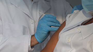 Vacuna AstraZeneca vs Vacuna Moderna: eficacia, dosis, quiénes se vacunan y cómo se administran