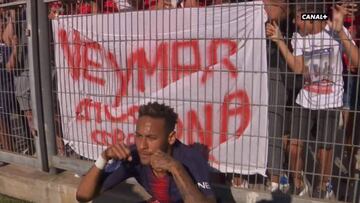 Neymar celebra un gol 'llorando' por una pancarta en la que le llamaban "llorona"