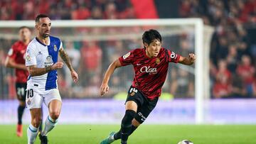 MALLORCA, SPAIN - OCTOBER 28: Kang-In Lee of RCD Mallorca competes for the ball with Sergi Darder of RCD Espanyol during the LaLiga Santander match between RCD Mallorca and RCD Espanyol at Visit Mallorca Estadi on October 28, 2022 in Mallorca, Spain. (Photo by Cristian Trujillo/Quality Sport Images/Getty Images)