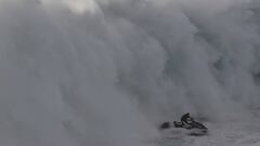 Salvador Villas y Ramon Laureano en Nazar&eacute; intentado escapar de una ola gigante.