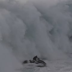 Nazaré: Salvador Villas y Ramon Laureano no se salvan de las olas gigantes ni en jet ski