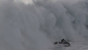 Salvador Villas y Ramon Laureano en Nazar&eacute; intentado escapar de una ola gigante.
