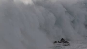 Salvador Villas y Ramon Laureano en Nazaré intentado escapar de una ola gigante.